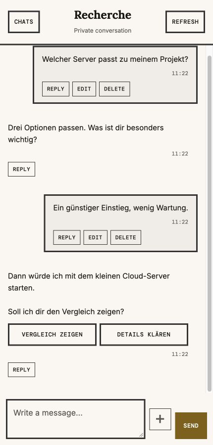 Die mobile AdhocChat-Web-App: Ein Recherche-Agent stellt eine Rückfrage und bietet die Schaltflächen Vergleich zeigen und Details klären an.